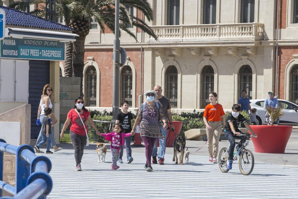 Los más pequeños salen del confinamiento después de más de 40 días pero un gran número de familias salen enteras y no se respeta la distancia de seguridad.