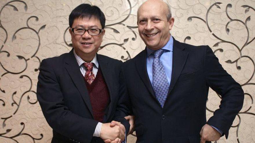 Wert se interesa por el sistema de becas chino en primer día visita a Pekín