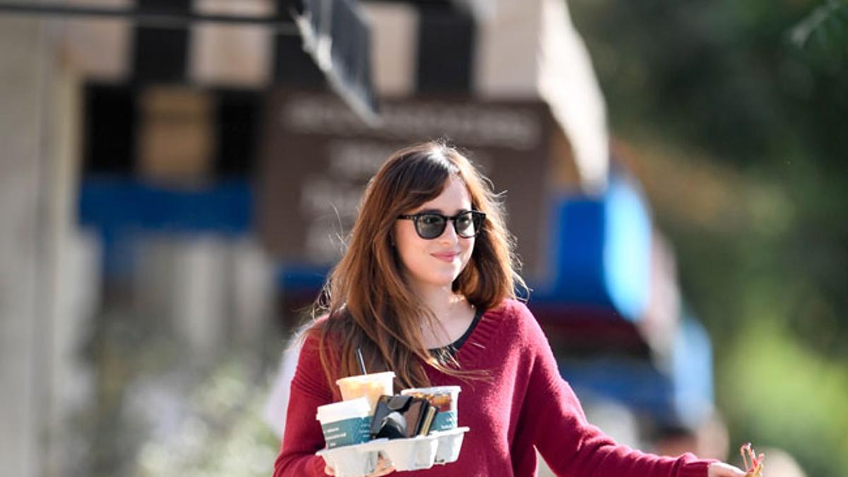 Dakota Johnson con jeans rectos y mocasines