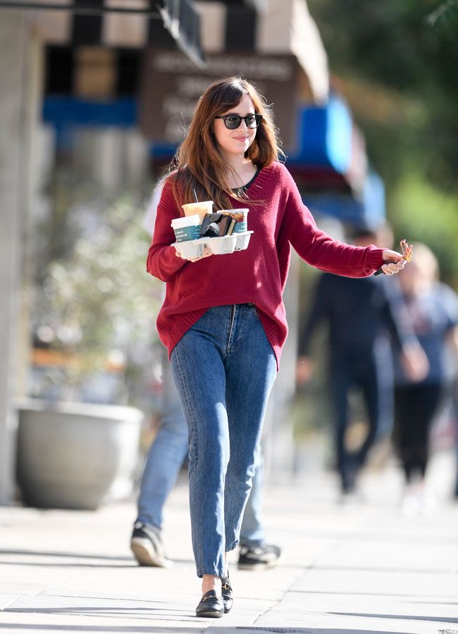 Dakota Johnson con jeans rectos y mocasines