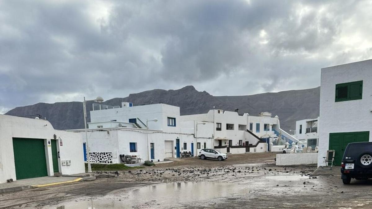 Uno de los charcos que dejó en el pueblo de Caleta de Famara la marea alta el domingo 10 de marzo de 2024.