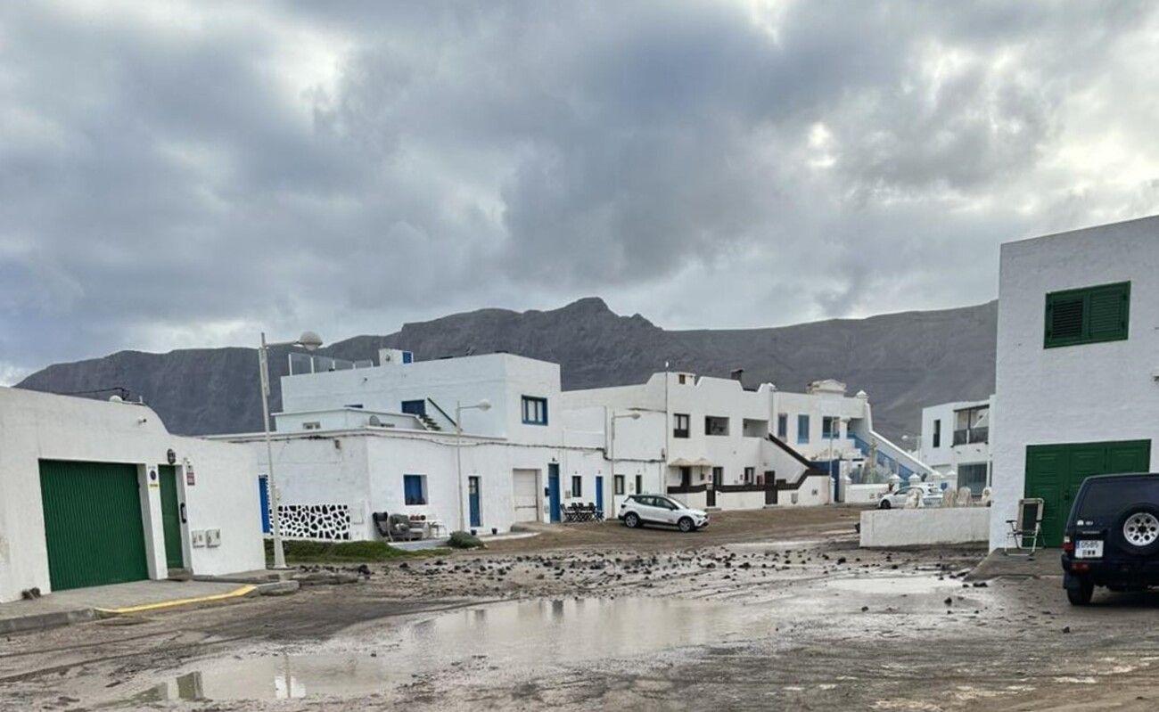 Lanzarote, la tierra de César Manrique y sus paisajes lunares 13 Merca2.es Y la caleta de noche…
