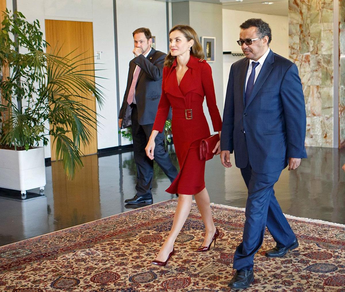 El look de Letizia Ortiz con el trench rojo de Burberry como vestido