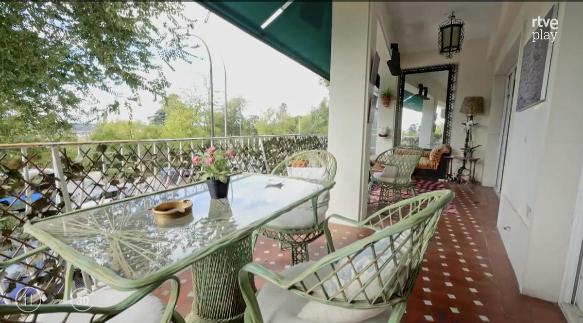El balcón terraza en la fachada principal de la vivienda de Antonio Carmona