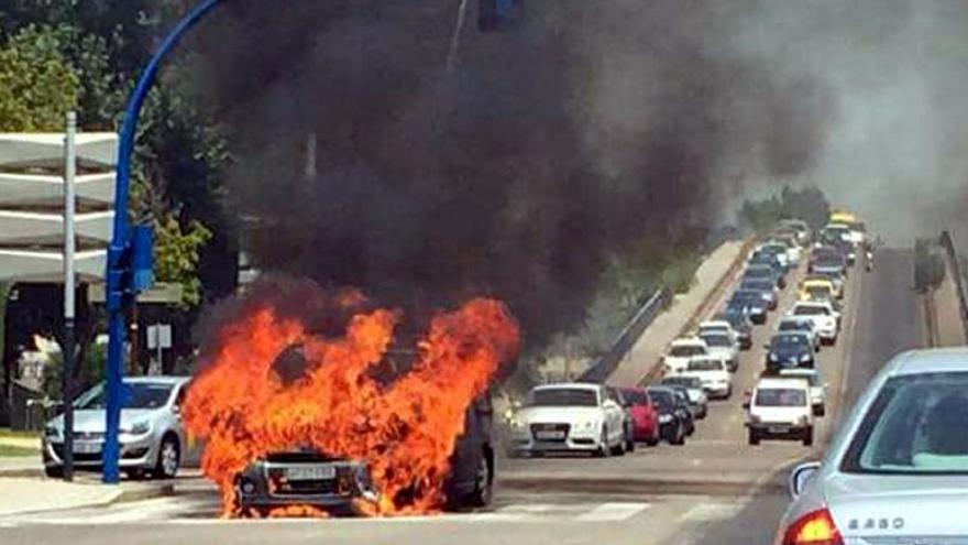 Una furgoneta arde en Chinales en hora punta