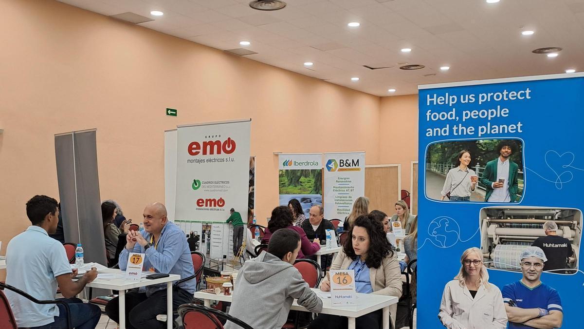 Foro de empleo con entrevistas de trabajo rápidas.