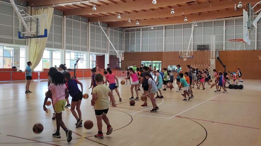 Jugadors i jugadores del Casal Nord entrenant al pavelló de Peralada