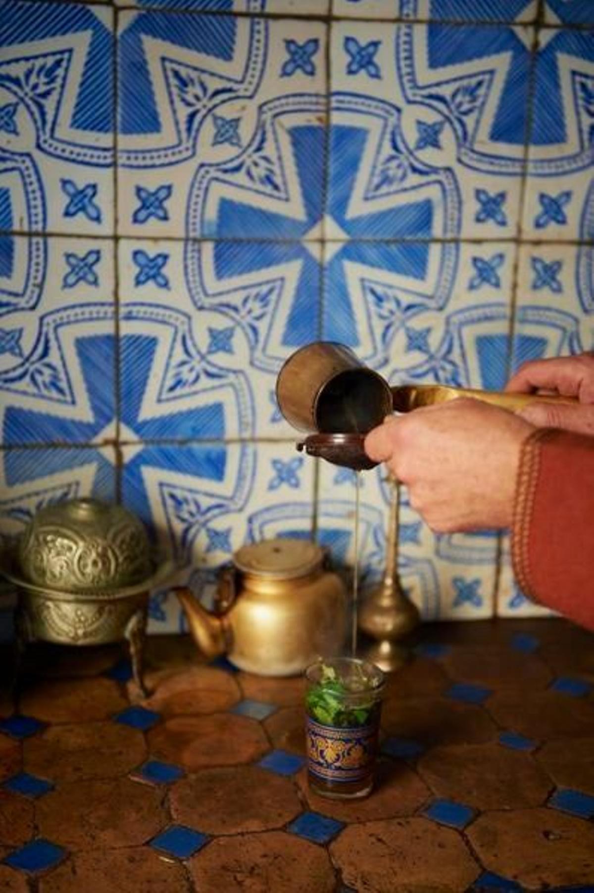 Preparación de la bebida típica de Tánger en una casa del té