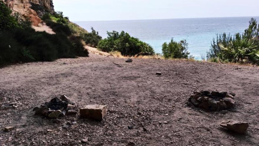 Fogatas y neveras  rotas ensucian la cala de Els Testos de Benitatxell