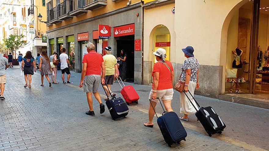 Rollkoffer-Touristen in Palma de Mallorca.