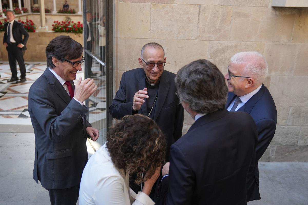 El president de la Generalitat Salvador Illa encabeza una chocolatada por Sant Jordi acompañado por el Cardenal Onells, a 23 de abril de 2026, en Barcelona.