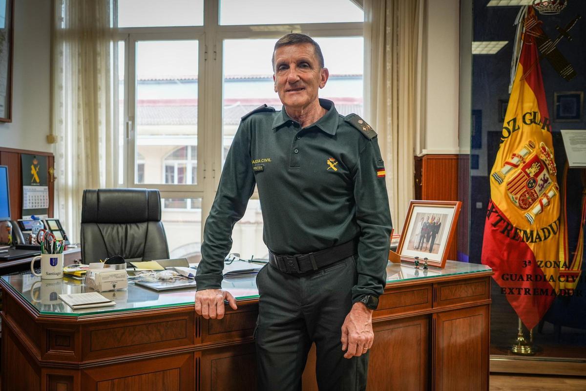 José Manuel Santiago Marín en su despacho, en el acuertalamiento de Badajoz.