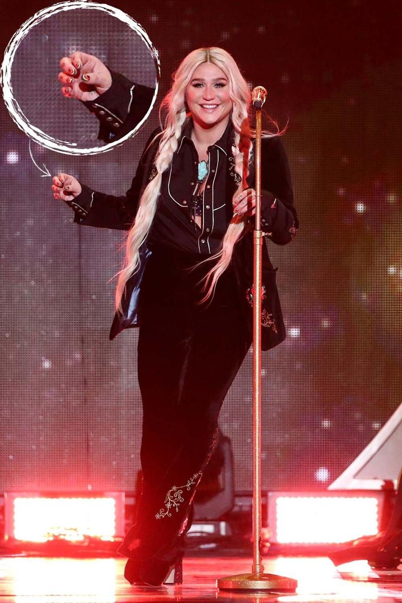 Kesha, con manicura original sobre el escenario del iHeart Radio Music Festival