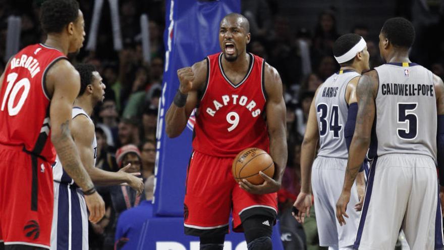 Ibaka celebra una jugada con los Raptors.