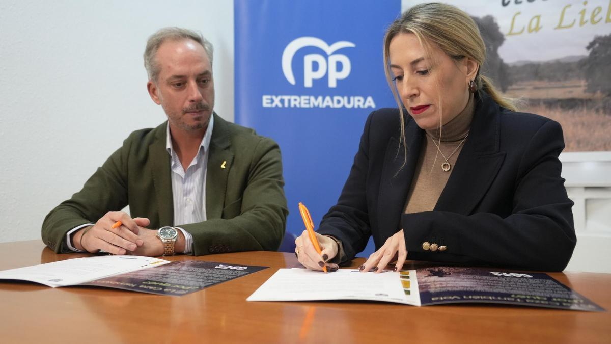 María Guardiola firma el 'Pacto por la caza', con José María Gallardo, presidente de Fedexcaza.