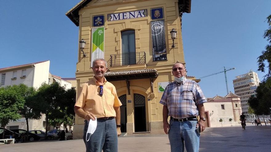 Francisco Rodríguez Marín (izquierda) y José Antonio Ruiz delante del antiguo edificio de Italcable.