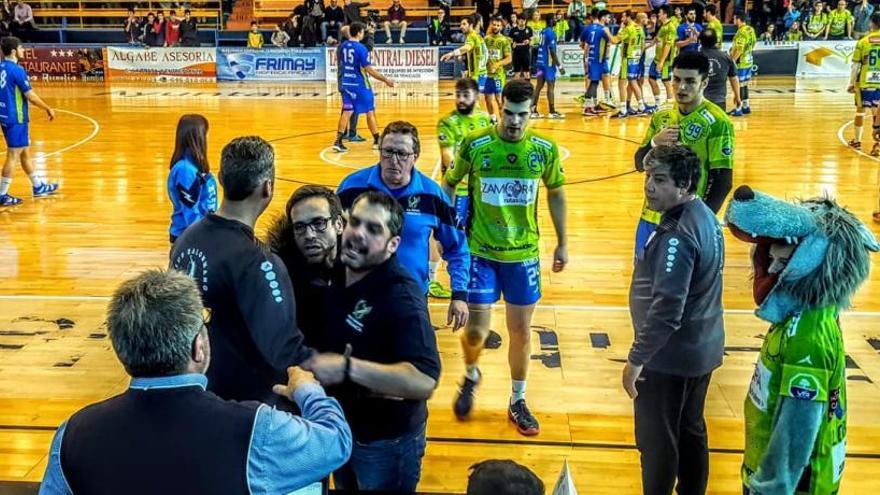 El entrenador del Teucro, Luis Montes, discutiendo con los miembros de la mesa al final del partido.