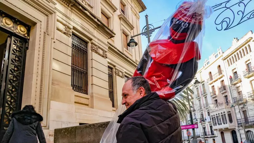 Así decoran sus casas los vecinos de Alcoy para la Cabalgata de Reyes