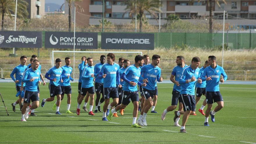 La plantilla del Málaga CF, durante el entrenamiento de ayer, donde comienza a preparar el partido contra el Extremadura.