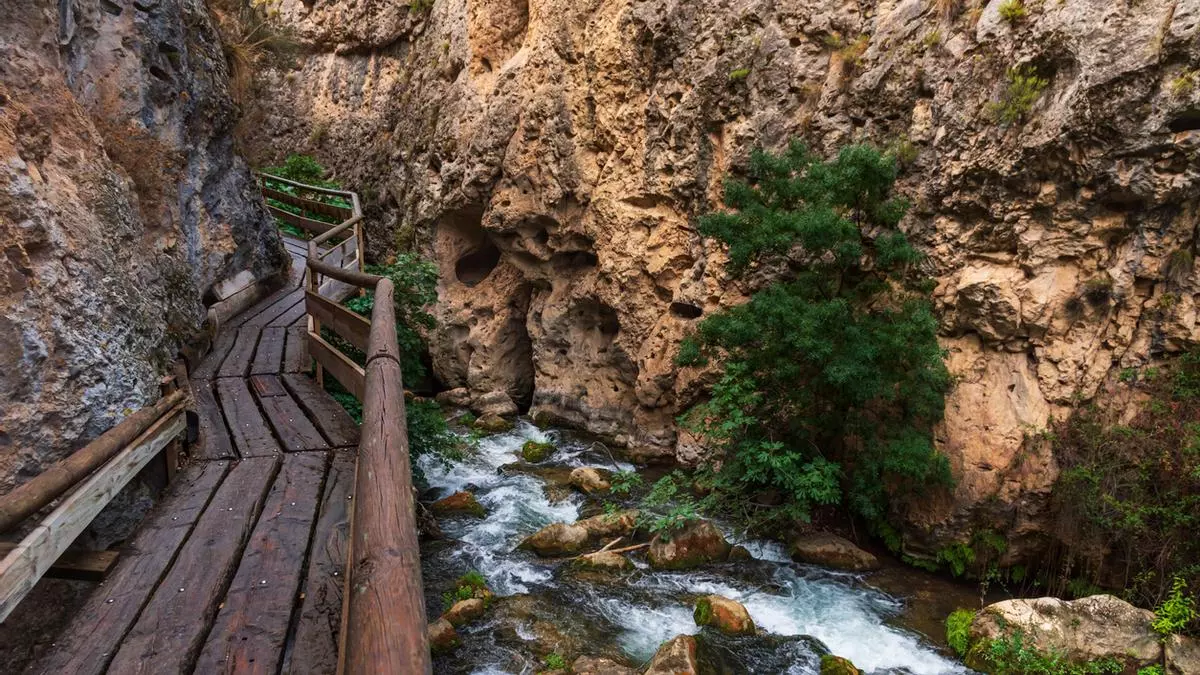 Desfiladeros de infarto y puentes de madera colgantes sobre el río: la ruta de senderismo más bonita de Granada