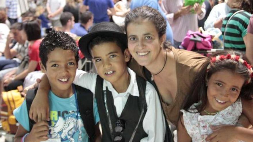 Los niños saharauis volvieron en la madrugada de ayer a los campamentos en un vuelo de Air Algerie.