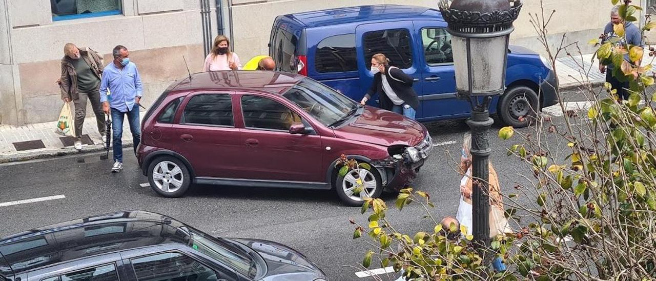 El turismo que ayer protagonizó un accidente en la calle Arzobispo Lago, ayer.