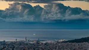 Cúmulos congestus ante la costa de Barcelona, el 13 de abril del 2023.