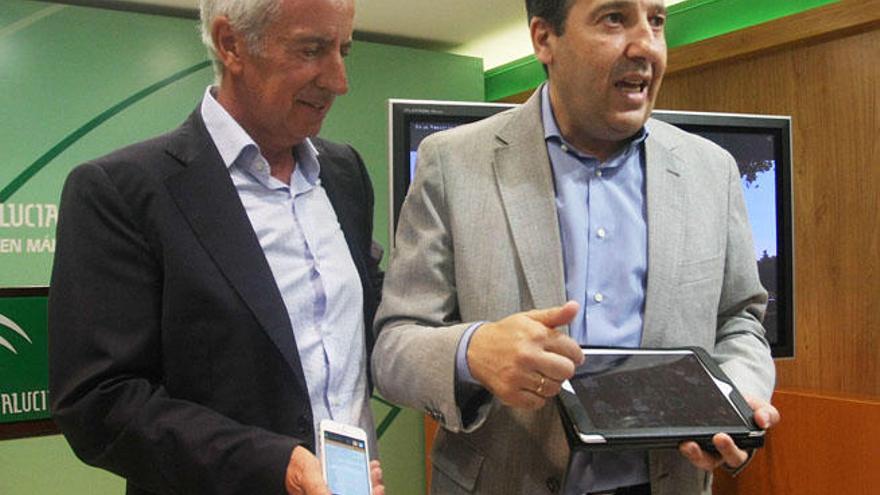 El director de Salud Responde, José María González, y el delegado del Gobierno andaluz, Ruiz Espejo.