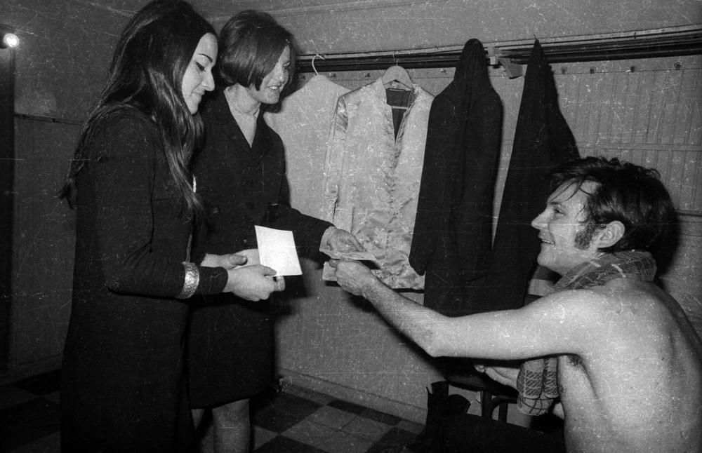 El cantante Bruno Lomas, con dos fans, en el año 1969.