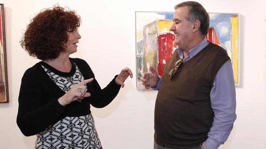 La consellera de Cultura, Pepita Costa, y el pintor Josep Marí bromean ayer, durante la presentación de la exposición ´Pintures 2008-2014´.