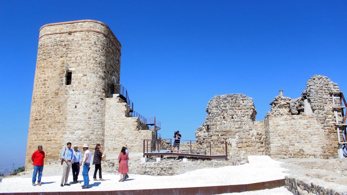 Un grupo de personas visita el yacimiento de Torreparedones.