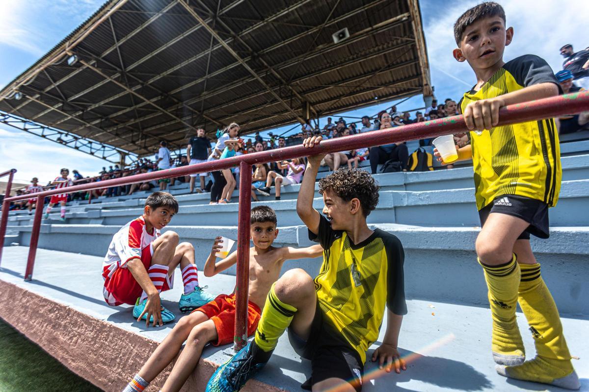 La Mina celebra su primera Champions infantil