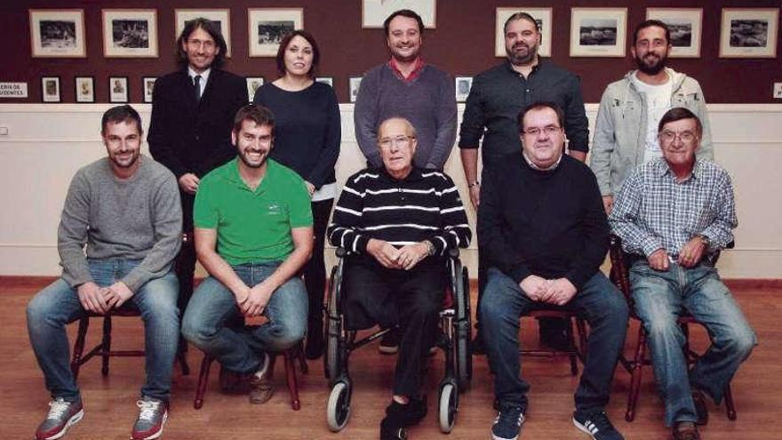 Manuel Lugrís, en el centro, junto con el resto de su candidatura.