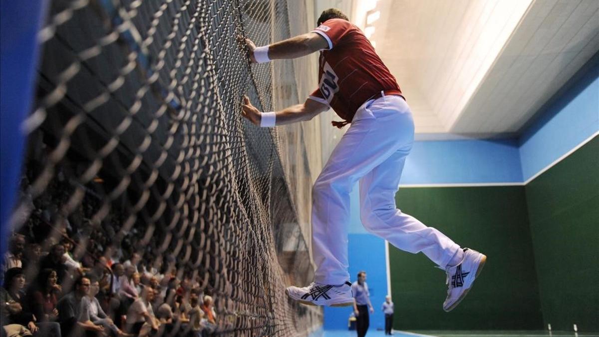 Un jugador, tras devolver una pelota en una exhibición de pelota vasca.