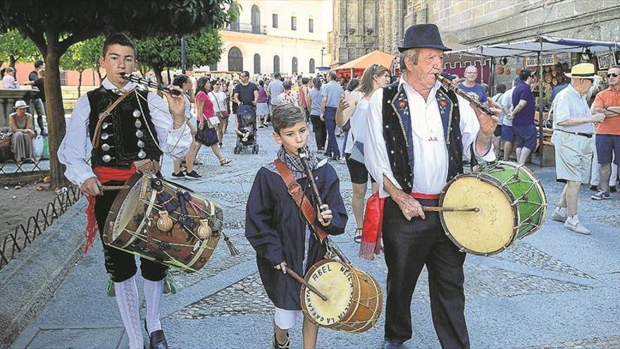 200 puestos artesanos, tres conciertos, folclore y color, en los días grandes