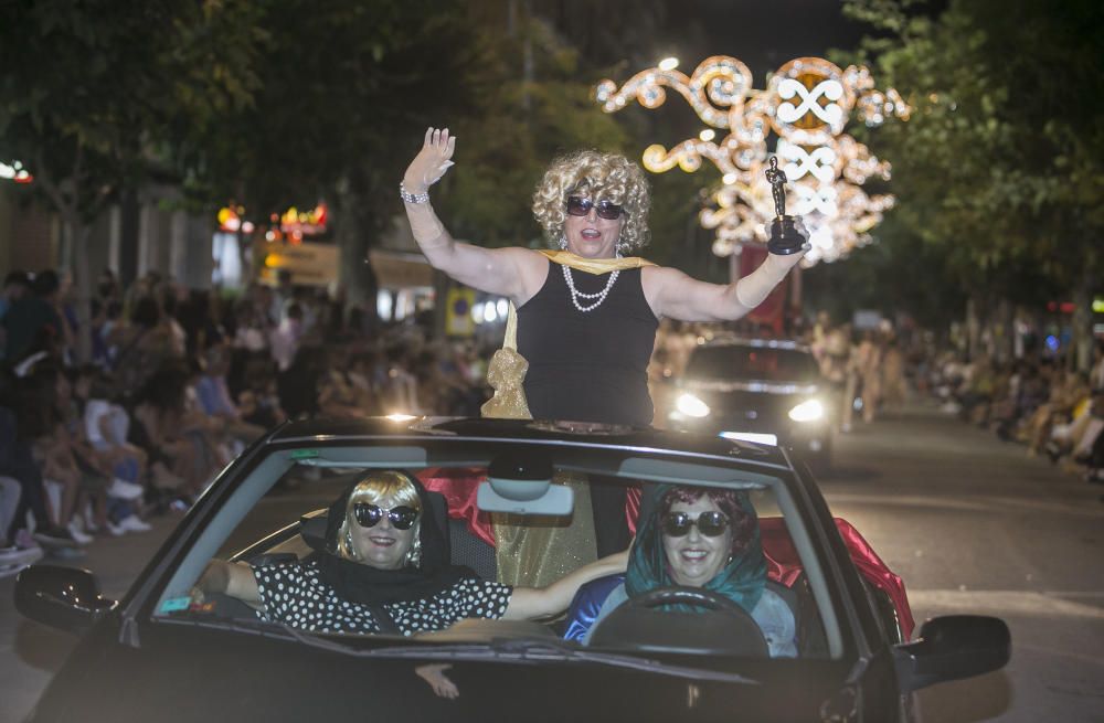 Desfile de disfraces en las fiestas de Sant Joan.