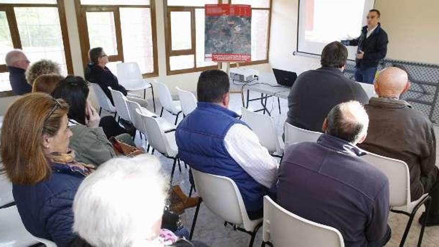 La asamblea vecinal de ayer en Solís.