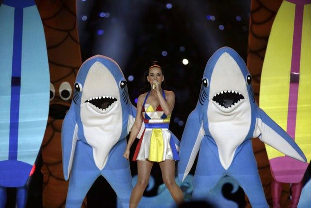 Katy Perry entre tiburones en la Super Bowl 2015