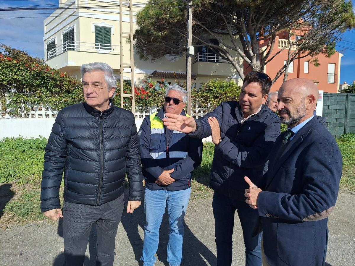El subdelegado del Gobierno, Javier Salas, ha visitado las obras con el jefe de la Demarcación de Costas, Ángel González, y los directivos de la adjudicataria de los trabajos.