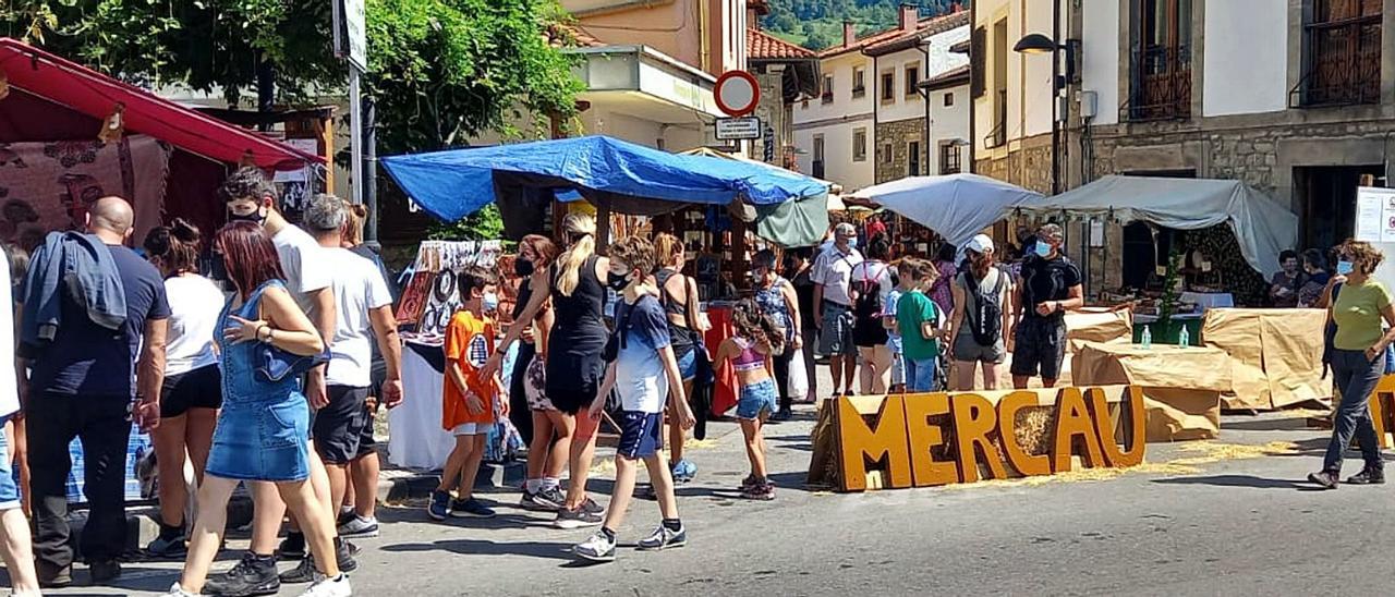 Ambiente en el mercáu. | M. V.