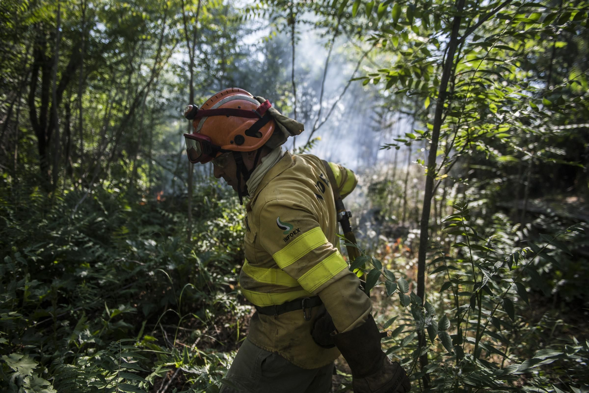 Los bomberos sofocan las llamas en Aldea Moret