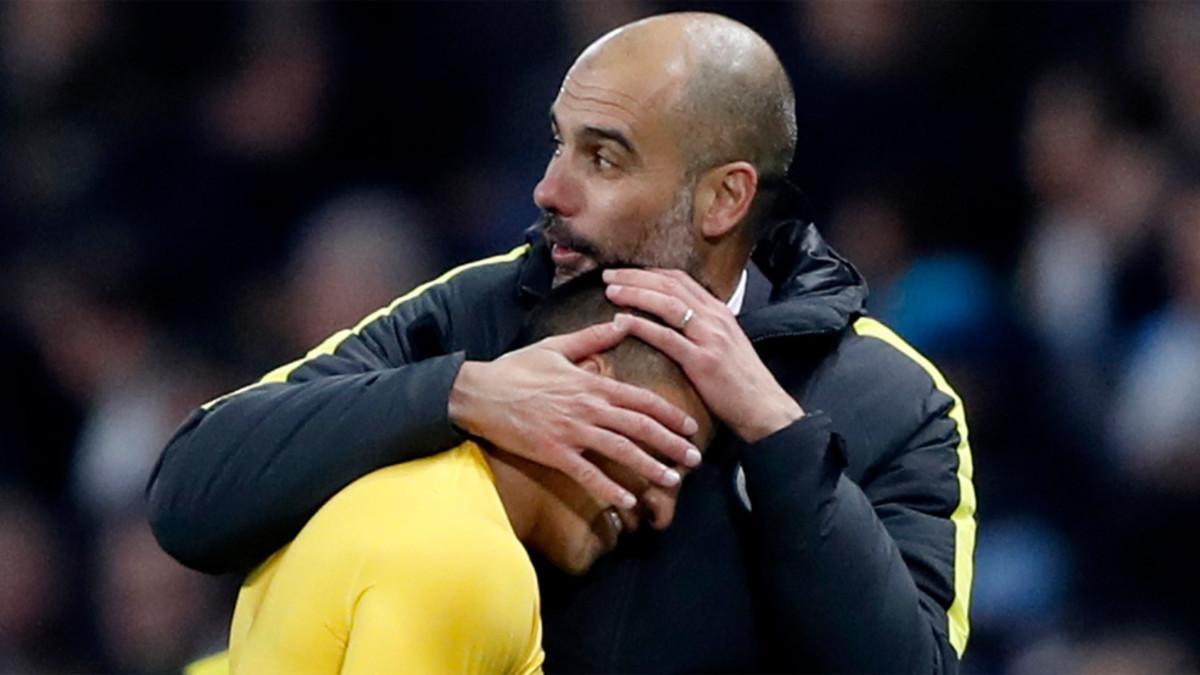 Pep Guardiola, abrazando a Alexis Sánchez al final del Manchester City - Arsenal