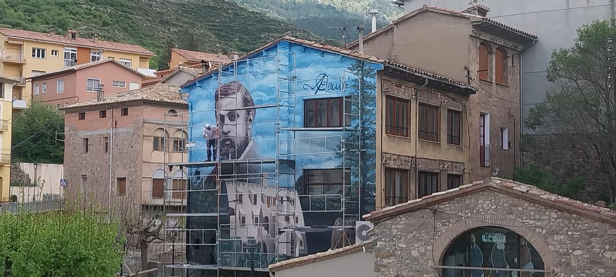 Els treballs d'elaboració del mural dedicat a Antoni Gaudí a la Pobla de Lillet