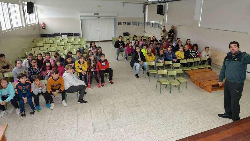 José Manuel Lustres durante la charla que impartió en el colegio de A Florida ayer. // Gustavo Santos