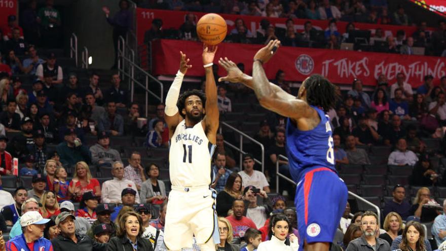 Mike Conley efectúa un tiro.