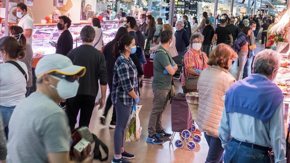 Los mercados, en la foto el Mercat del Ninot en Barcelona, pese al confinamiento de la población, han mantenido su oferta para abastecer a la población de productos de primera necesidad, como se refleja en esta instantánea tomada el 25 de abril.