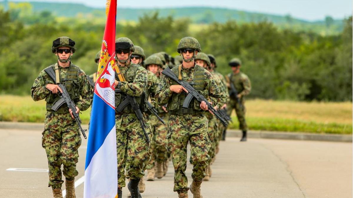 Soldados serbios en la celebración del final de un ejercicio militar
