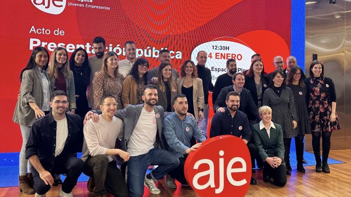 Foto de familia de la nueva junta directiva de los jóvenes empresarios de Aragón