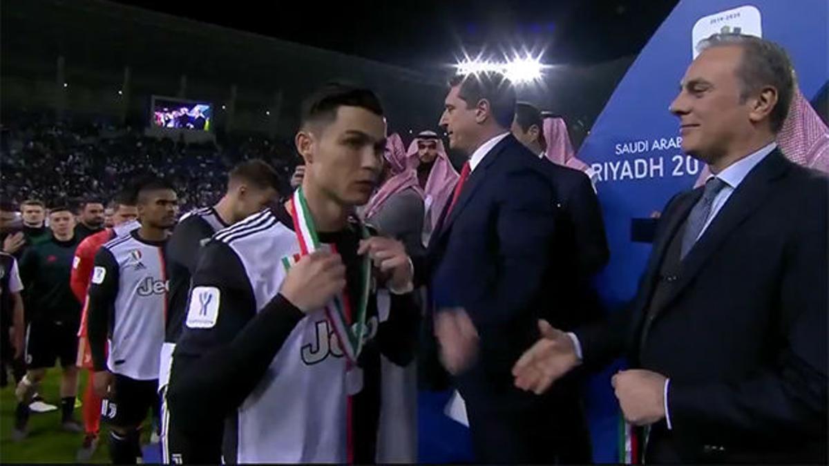 Así reaccionó Cristiano en el momento de recoger la medalla tras perder la Supercoppa de Italia