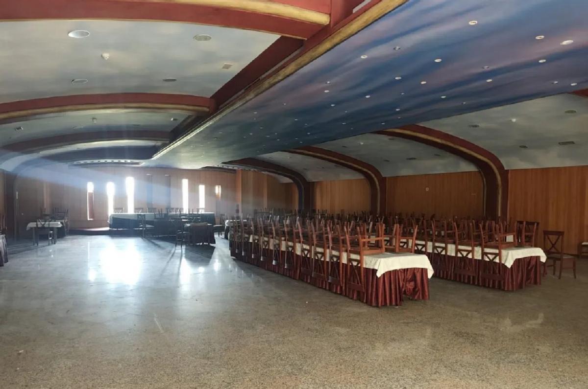 Uno de los salones del hotel en venta.